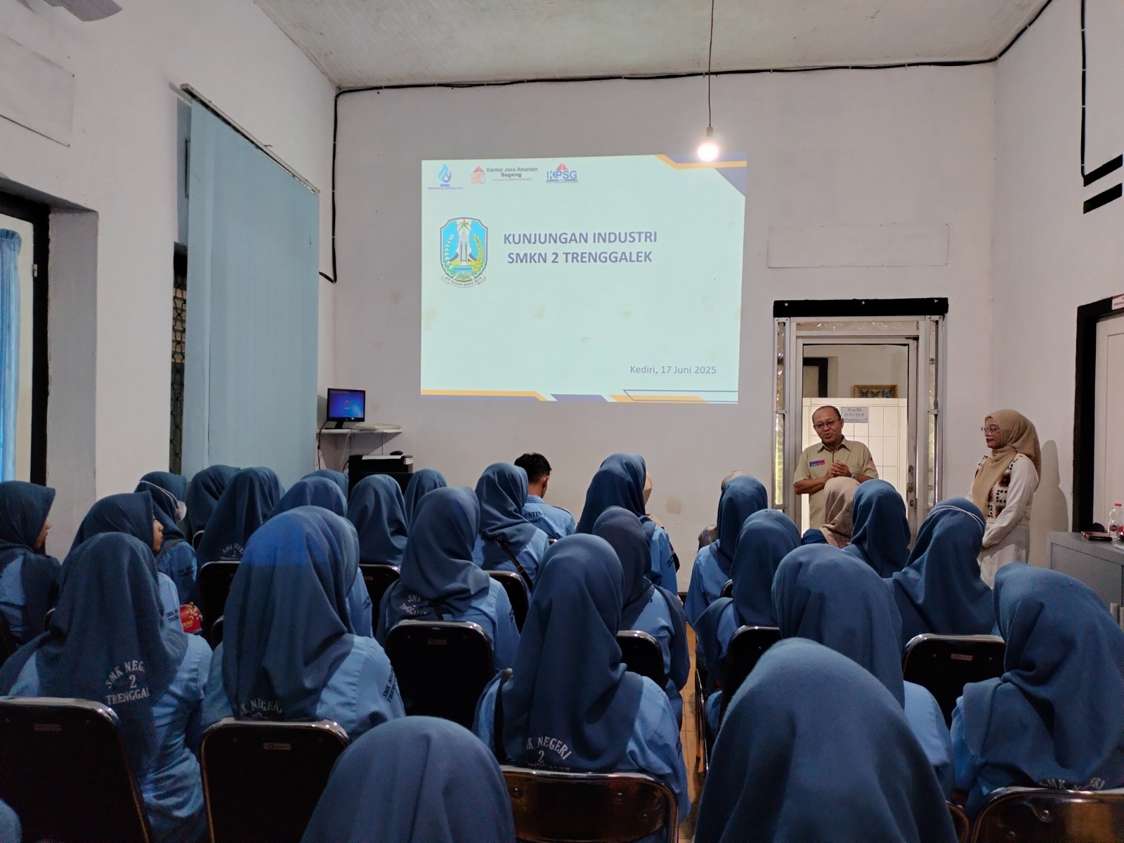 Kunjungan Industri SMKN 2 Tenggalek ke KJA Sugeng